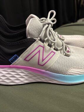 New Balance ROAV V1 Fresh Foam Womens Size 10 Running Shoe Gray Black Mesh